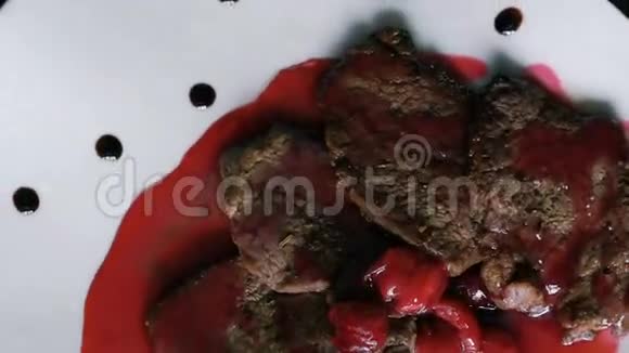 把盘子里的肉和红酱翻过来视频的预览图