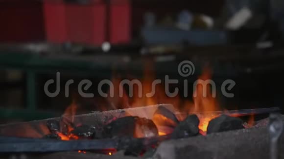 从火中喷出的火花和火焰视频的预览图