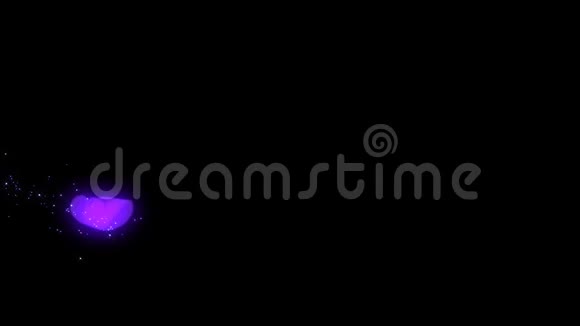 白色的心魔紫色的蝴蝶飞舞在粉色的背景下显得熠熠生辉情人节假期抽象循环动画视频的预览图