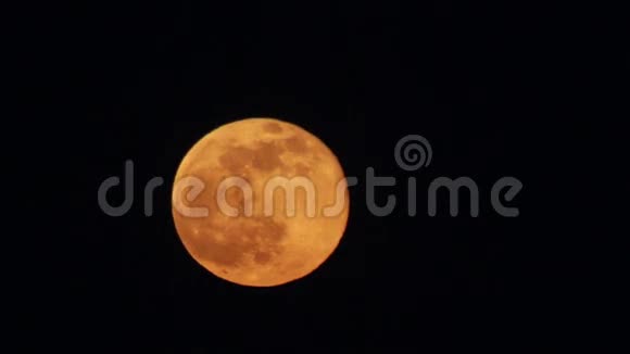 红月在夜空中移动视频的预览图