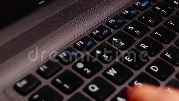 关闭女性手在笔记本电脑键盘上打字静态延时4k视频的预览图