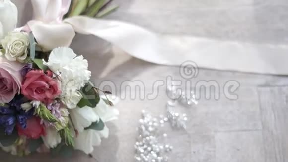 地板上的婚礼花束视频的预览图