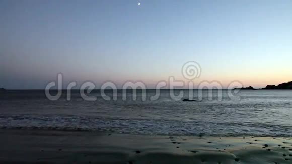 暮光之城与小月的海滩视频的预览图