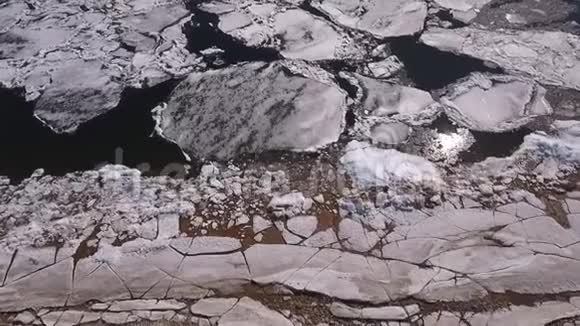 鸟瞰美丽的冬季景观在河中河被冰封视频的预览图