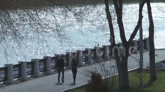 春天沿着长廊散步奥伦堡视频的预览图