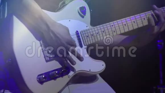 弹电吉他的人视频的预览图