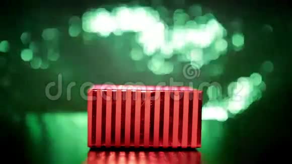 绿色背景的红色礼品盒视频的预览图