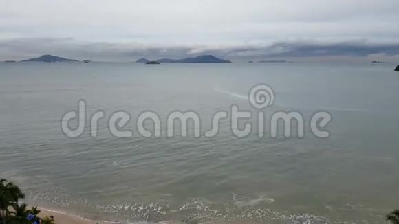热带天气下美丽海滩的鸟瞰图视频的预览图