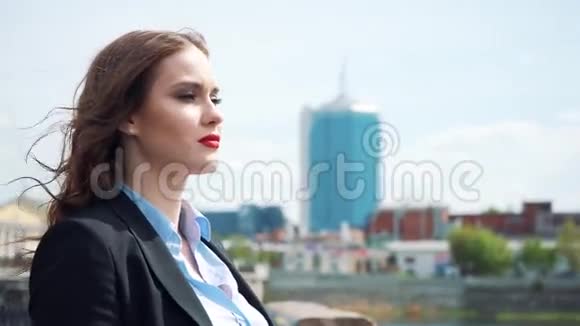 城市背景下一位幸福的年轻商务女性的画像视频的预览图