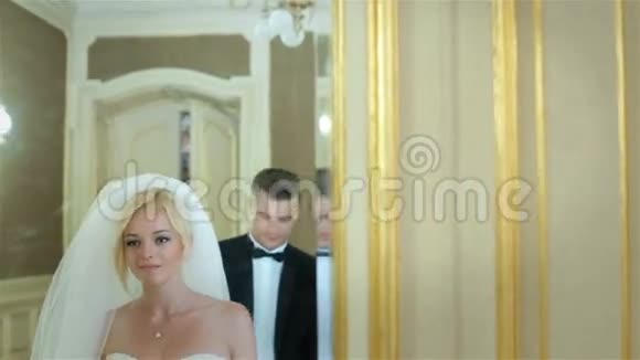 漂亮的婚礼情侣在室内视频的预览图