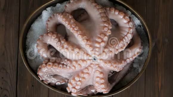 新鲜的章鱼在餐馆的砧板上视频的预览图