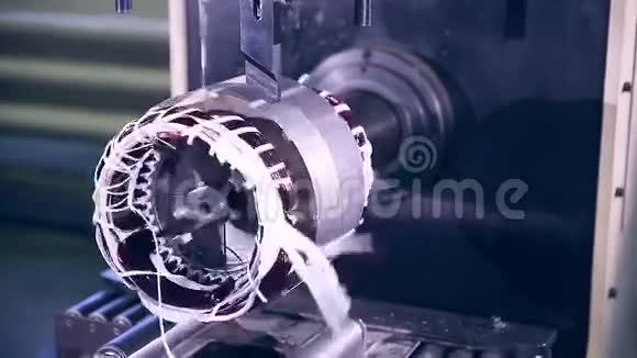 一个工人在一家电子厂建造和测试电动发动机视频的预览图