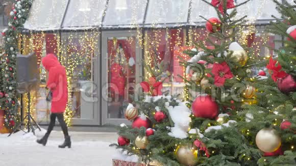 大城市街道上的圣诞装饰品注意力不集中的人去购物视频的预览图