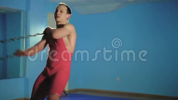 在健身房锻炼绳索视频的预览图