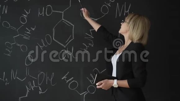教师在粉笔板上书写公式并向学生讲解公式视频的预览图