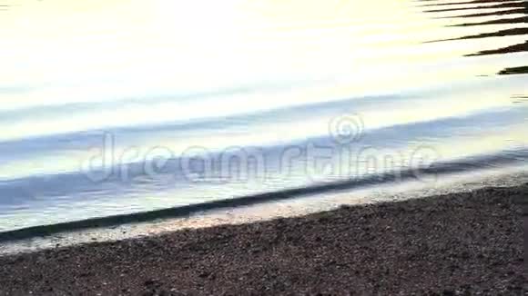 日出时海滩上海水涟漪破裂视频的预览图