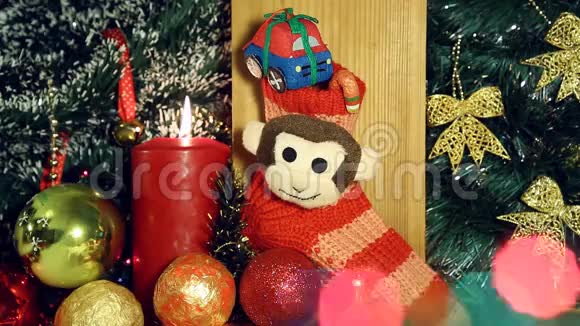 圣诞节背景与蜡烛灯和礼物红色袜子与猴子视频的预览图