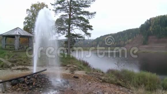 喷泉天然喷泉水拍打着rocksrivermountains视频的预览图