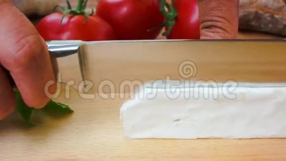 在木板上切的软奶酪视频的预览图