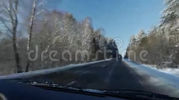 冬季景观与道路森林和蓝天汽车的角度视频的预览图