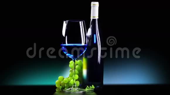 一杯酒和一瓶酒在美丽的背景上旋转视频的预览图