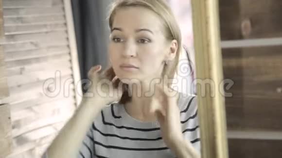 美丽的女人每天化妆拿着化妆刷在镜子前视频的预览图
