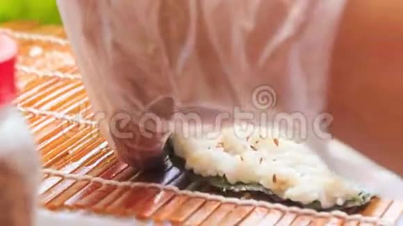 在木桌上滚动寿司配料视频的预览图