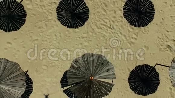 沙滩上的木制遮阳伞视频的预览图