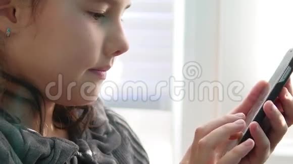 少女手机少年智能手机网络游戏网站冲浪视频的预览图