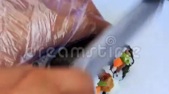 用刀把寿司放到白色书桌上视频的预览图