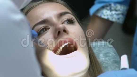医生牙医检查的漂亮女孩视频的预览图