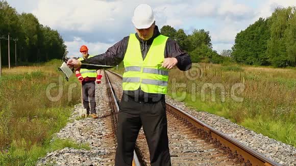 带测量带和铁铲的铁路工人视频的预览图