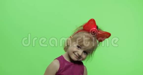 穿紫色裙子的女孩跳舞快乐的孩子色度键视频的预览图