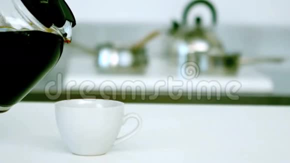 咖啡倒入一杯咖啡视频的预览图