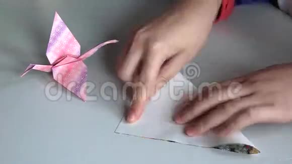 日本妇女手折日本纸折纸视频的预览图