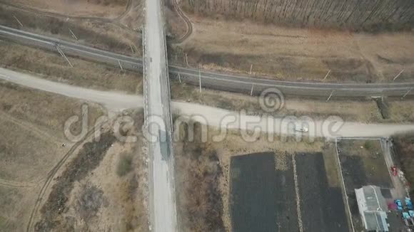 空中景观乌克兰道路桥梁轨道村庄的田野视频的预览图