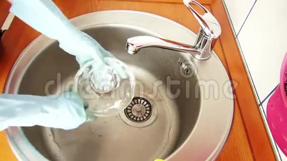 戴手套的女人在洗碗声音实时视频的预览图