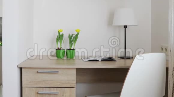 斯堪的纳维亚风格的现代公寓内部厨房和工作场所运动全景图视频的预览图