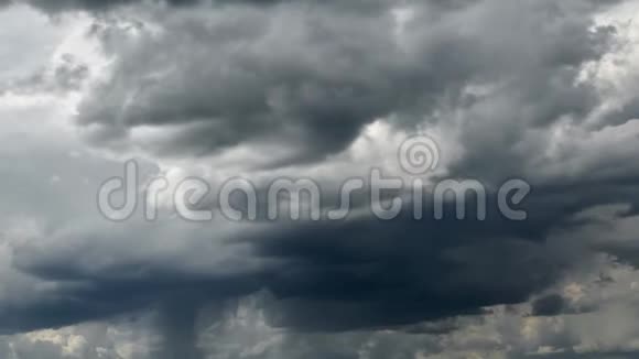 乌云密布的暴风雨天幕视频的预览图