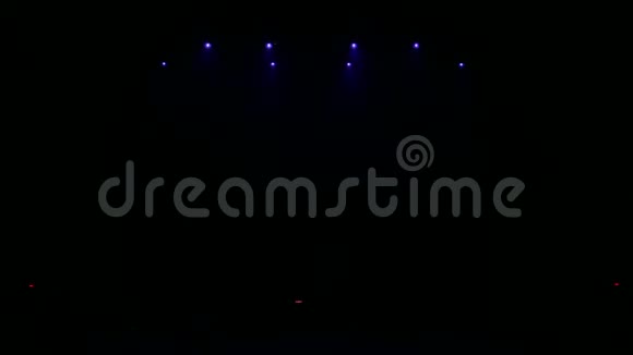 蓝色的光线在音乐会前的一个空舞台上舞台上是一个鼓组视频的预览图