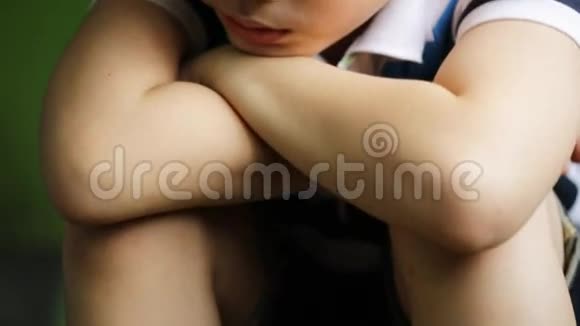 悲伤的亚洲孩子坐着沮丧卷起镜头视频的预览图