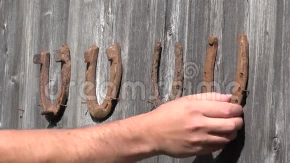 乡下人把生锈的旧马钩放在古老的木门上象征着幸运4K视频的预览图