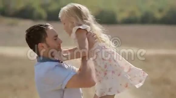 爸爸抱着他的小女儿他们视频的预览图