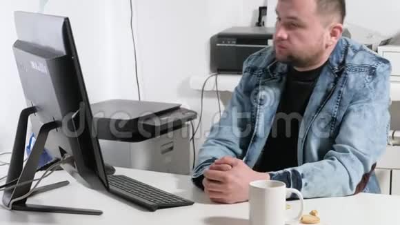 商人在感情上进行对话在办公室坐在电脑前视频的预览图