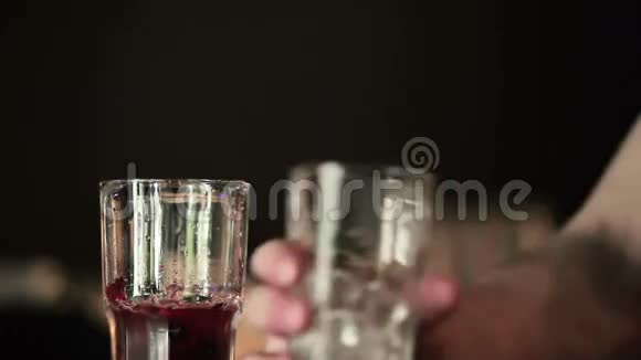 酒保把冰放在玻璃杯里视频的预览图