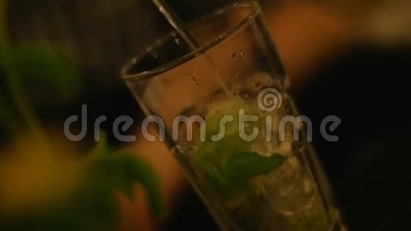 伏特加被倒在酒杯里视频的预览图
