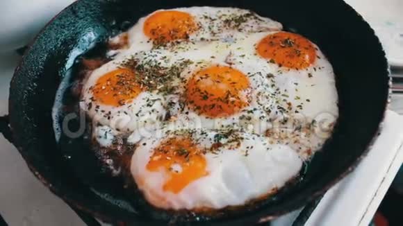 早晨的煎蛋在厨房的平底锅里烤视频的预览图