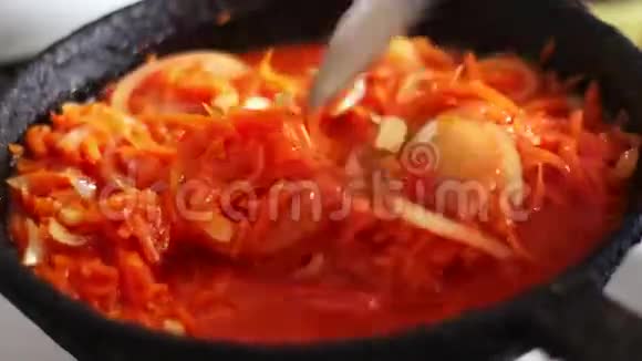 胡萝卜用番茄酱洋葱煎锅炒蔬菜炖视频的预览图