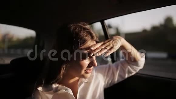 一位漂亮的商务女性坐出租车去参加一个重要的会议并与同事一起使用视频的预览图