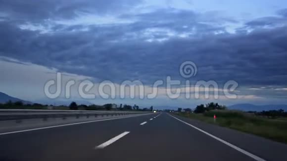 日出时沿公路行驶视频的预览图